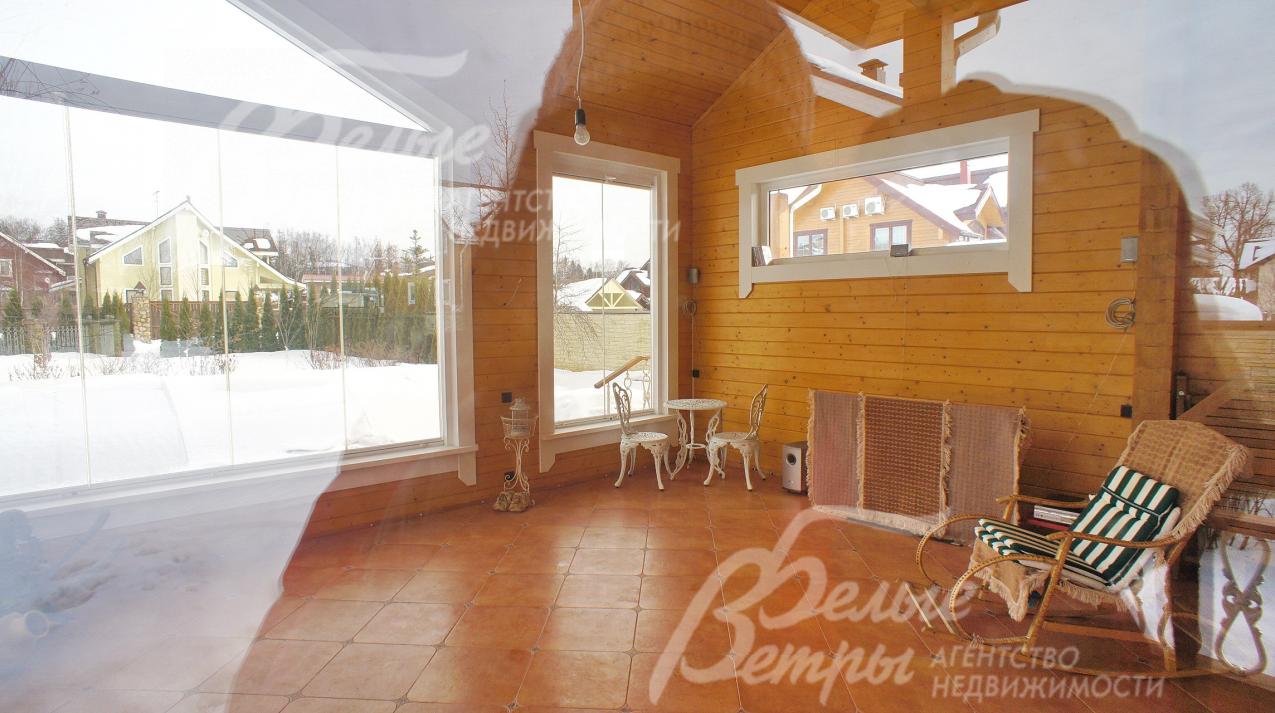 В летнем павильоне при остеклении использована система Лумон (безрамное остекление)