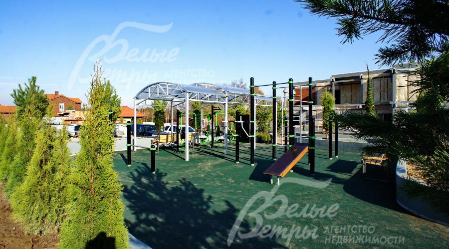 Уличные тренажеры под навесом