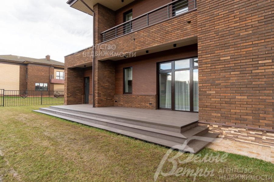 Выход из дома на террасу