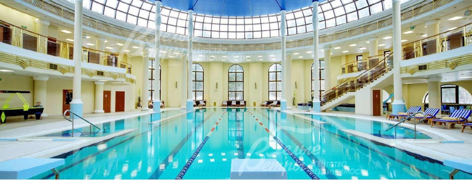 В двух километрах от поселка - пятизвездочный отель Теплеево резорт с шикарным бассейном и СПА-комплексом. 