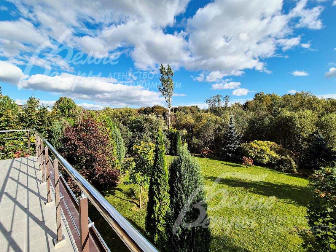 Вид на участок с террасы.