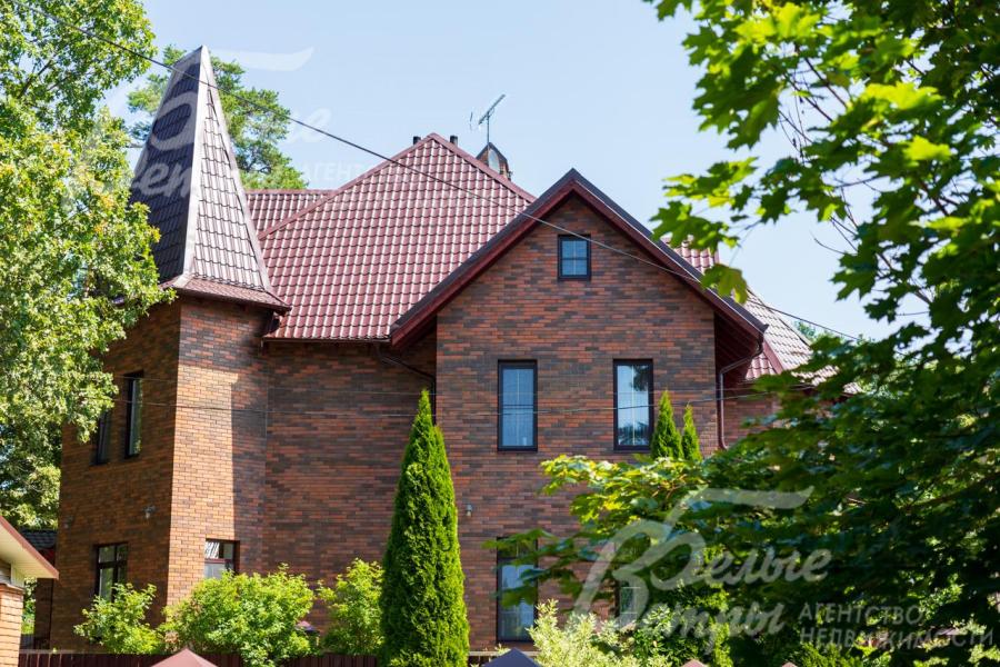 Дом выполнен в стиле французской замковой архитектуры