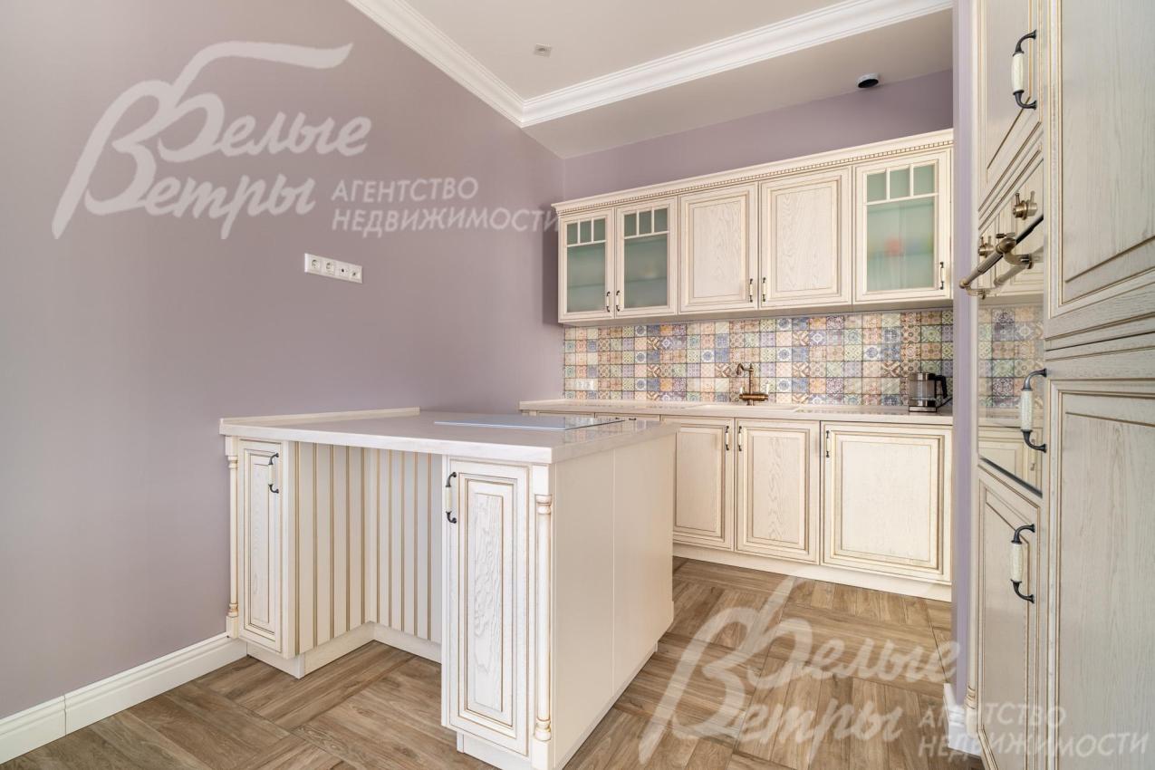 В кухне – гарнитур молочного цвета в классическом стиле с островом (бренд премиум-класса STORMER D'ART)