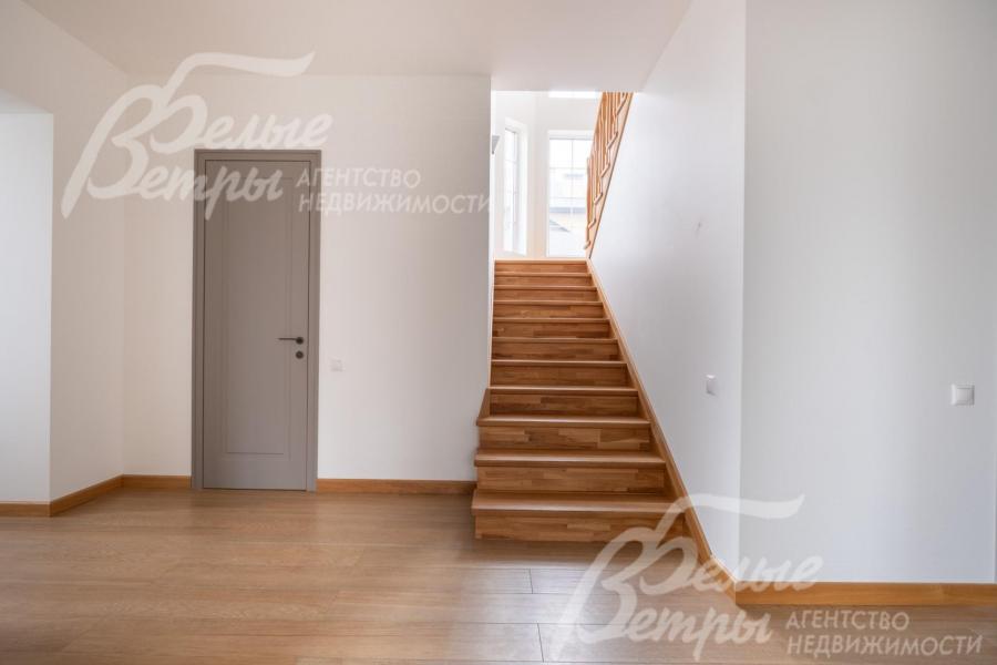 Лестница монолитная с деревянными ступенями.