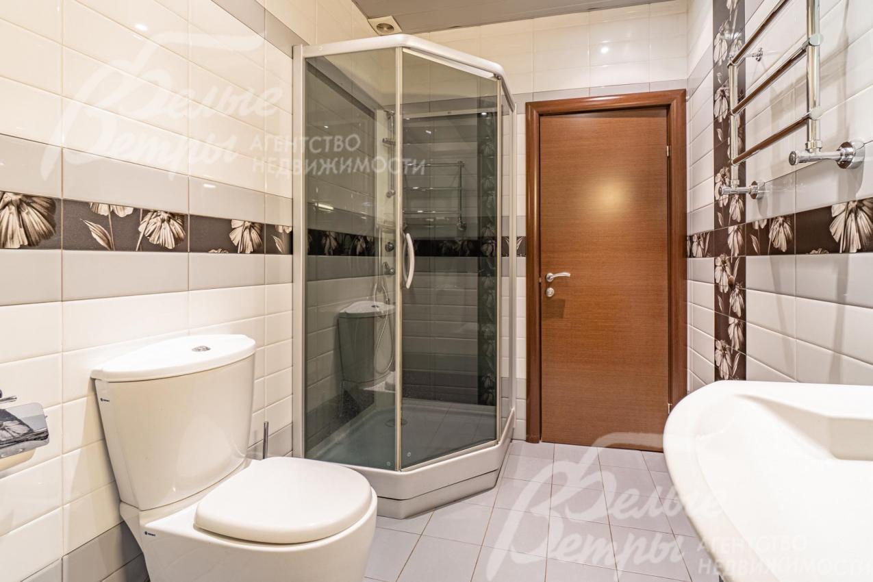 Санузел с душем на первом этаже