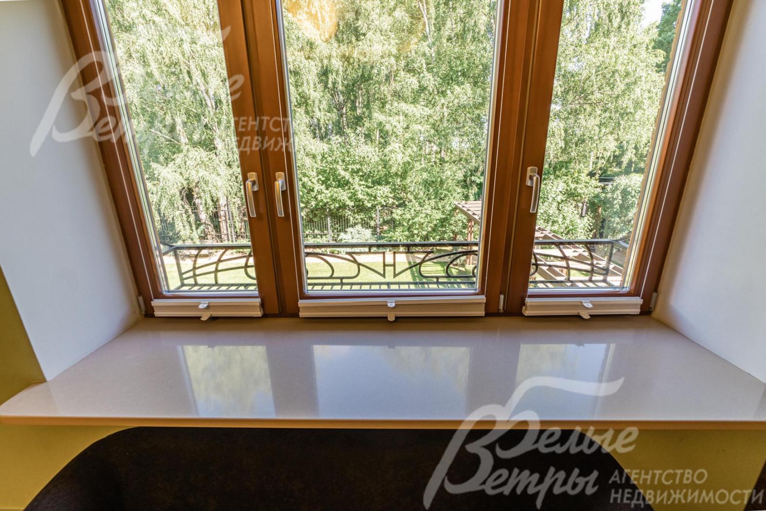 Вид из окна главной спальни. Все подоконники в доме из искусственного камня 