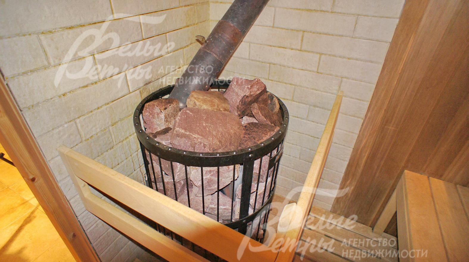 Печь заполнена лечебным камнем Малиновым кварцитом.