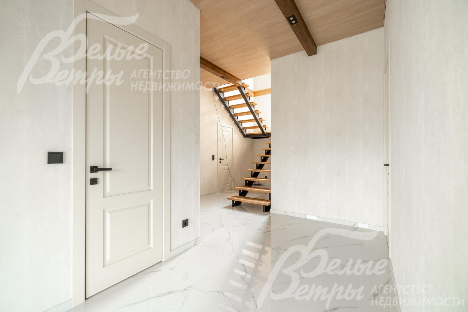 Двери из дерева, окрашены в цвет слоновой кости, с чёрной фурнитурой и скрытыми петлями