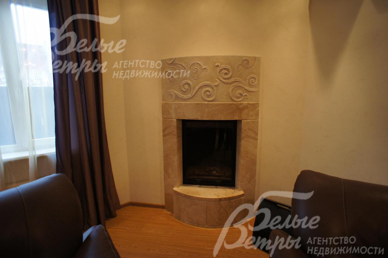 Отделка камина выполнена из камня