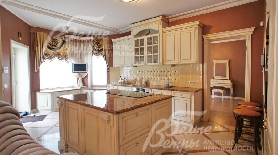 Кухня-столовая с выходом на улицу.