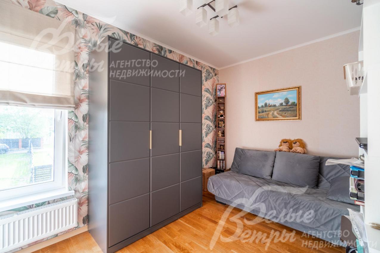 Спальня на втором этаже с диваном и вместительным шкафом