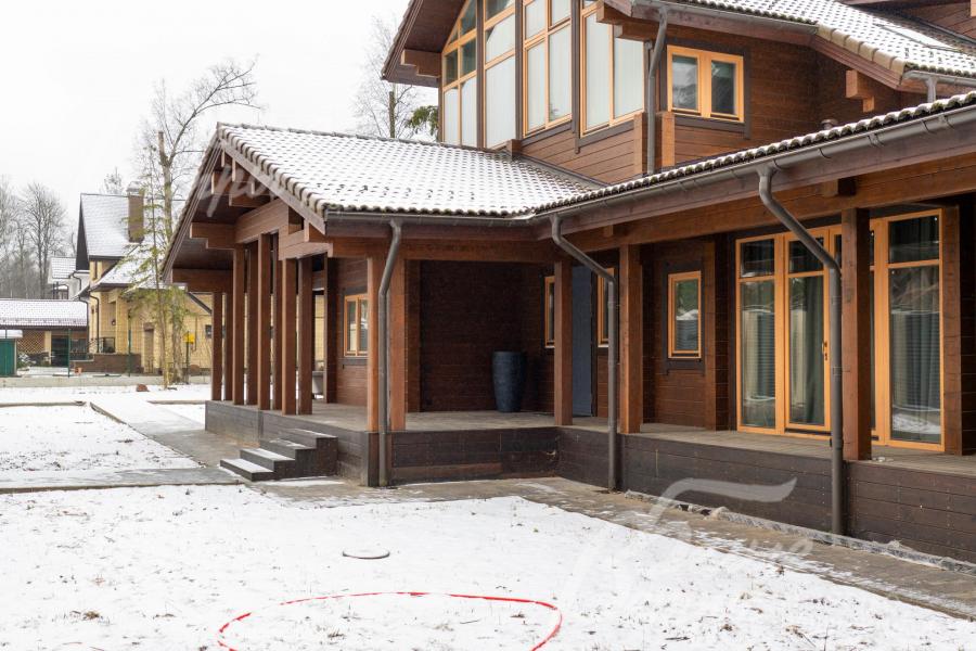 Дом окружают террасы площадью 370 кв.м, на втором этаже есть тёплая веранда и балкон