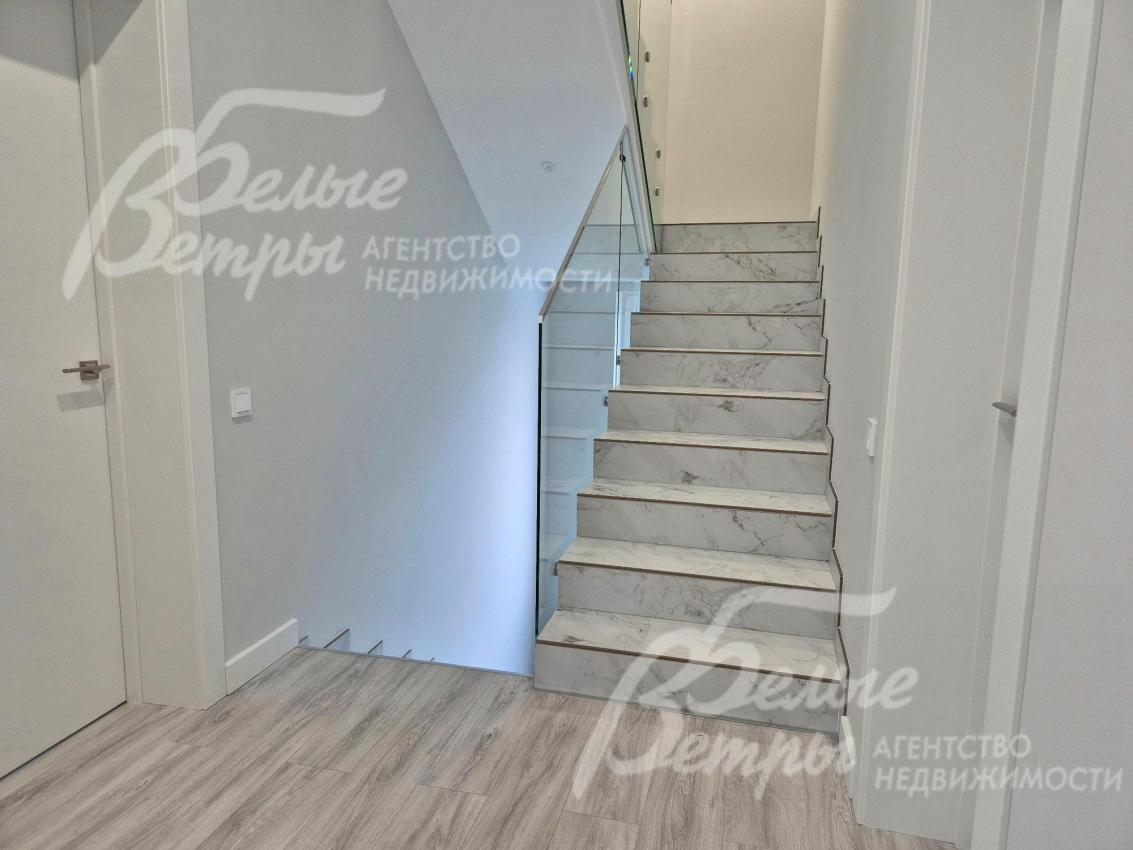 Надежная лестница с ограждением из закаленного стекла.