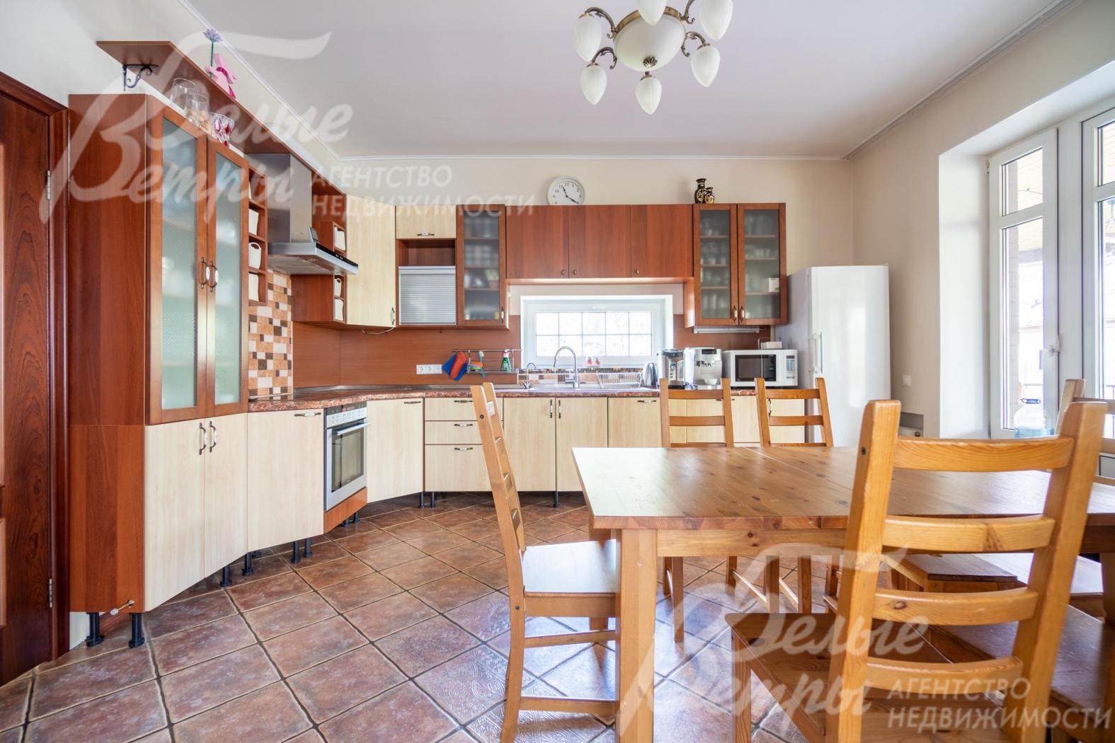 Кухонный гарнитур - со встроенной бытовой техникой