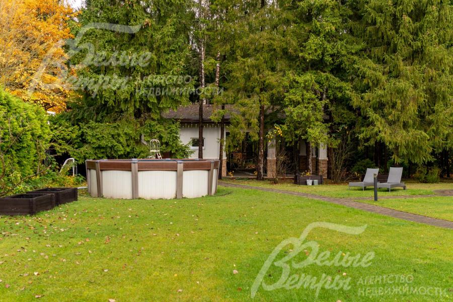 На участке установлен летний каркасный бассейн с куполом и подогревом, рядом - беседка