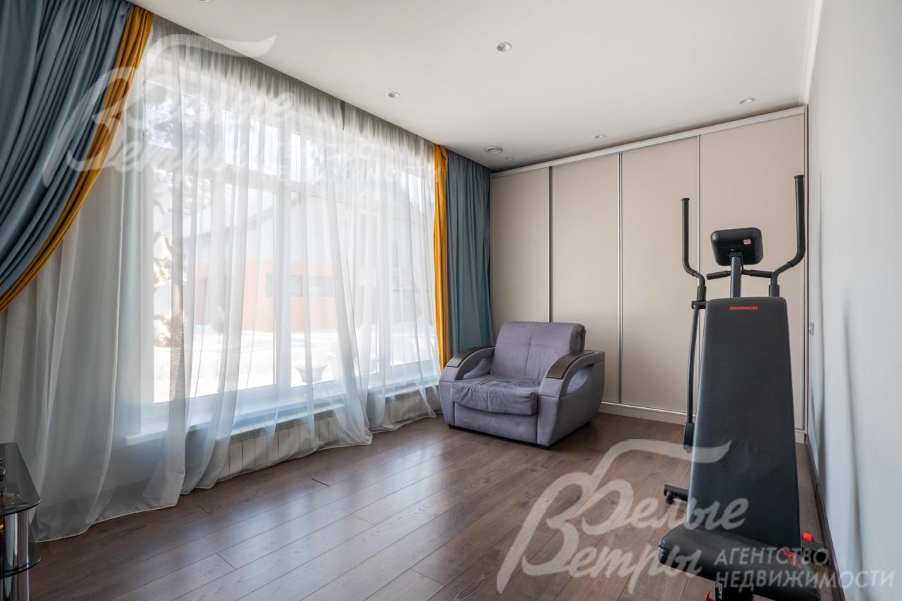 В планировке — пять спален, две из них расположены на первом этаже