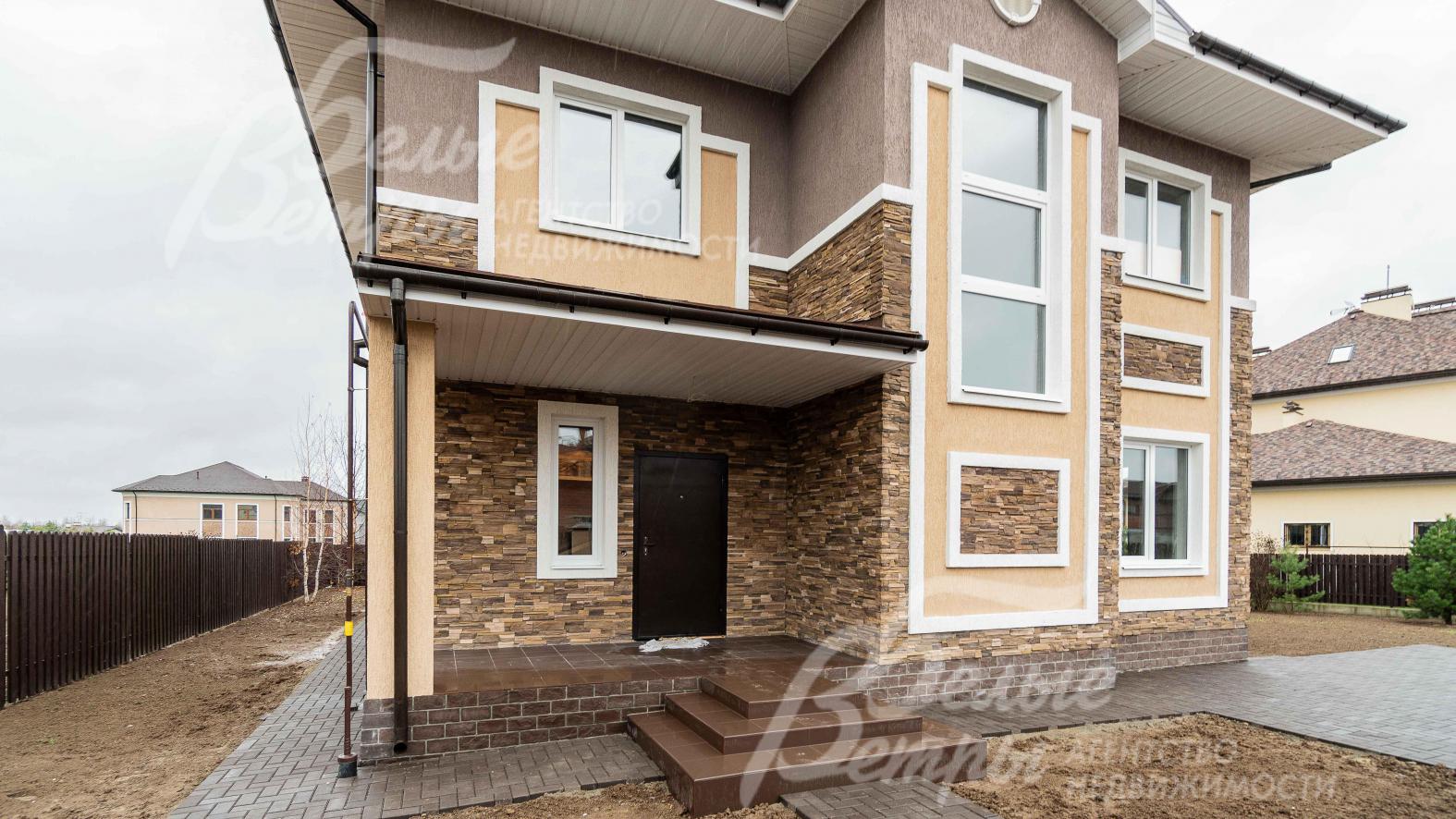 Дом облицован декоративной штукатуркой (Короед) с элементами из искусственного камня, цоколь - искусственный камень					