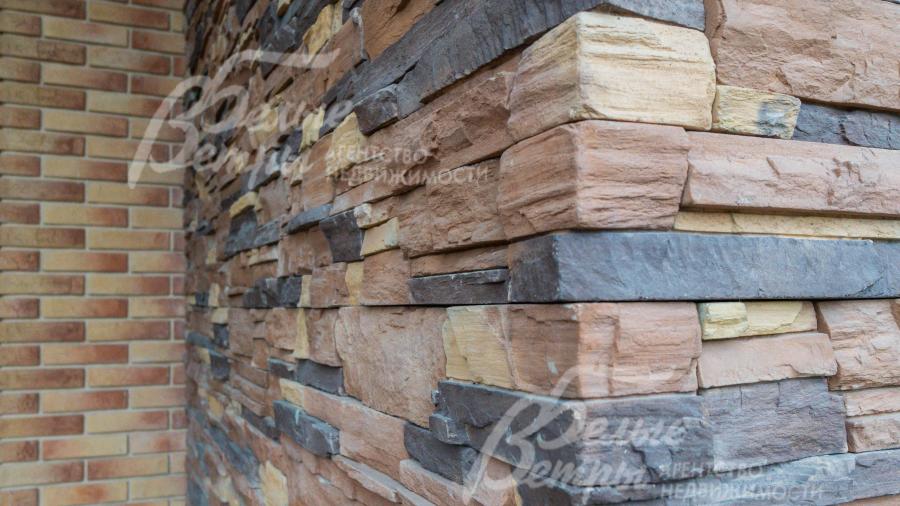 Облицовка фасада -"дикий" камень, плитка "под кирпич", декоративная штукатурка «короед».