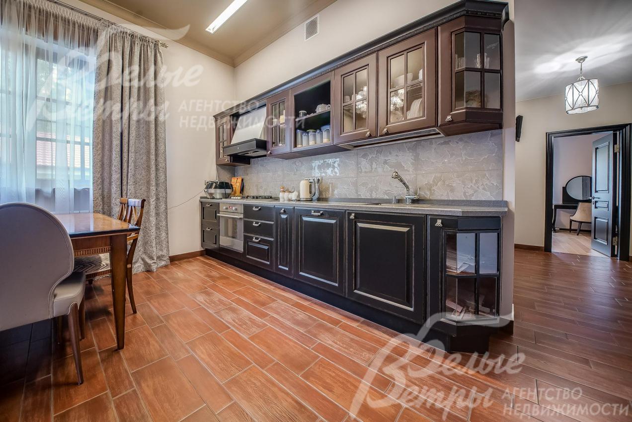 Кухонный гарнитур в классическом стиле со встроенной техникой