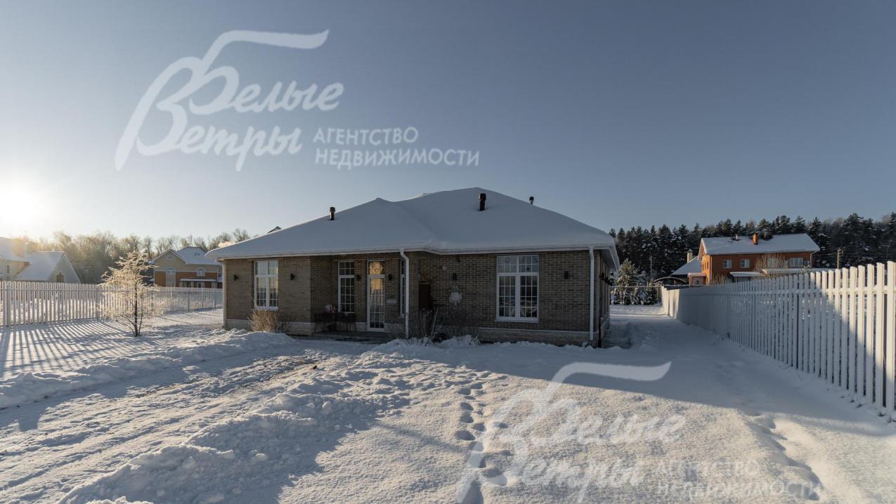 На участке ровный газон, высажены клены и липы