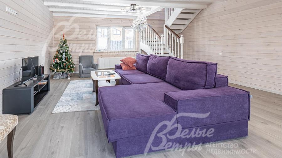 Большой стильный угловой диван в гостиной