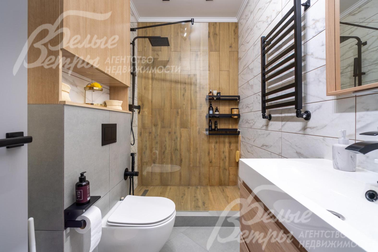 Санузел при мастер-спальне с душевой, установлена чёрная матовая фурнитура GRONENBERG и TECE