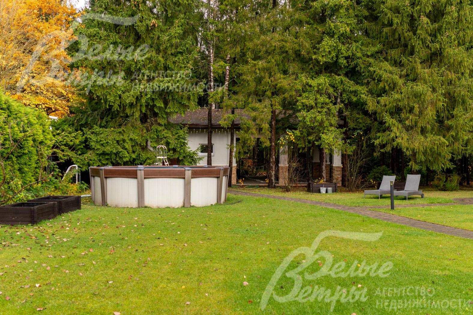 На участке установлен летний каркасный бассейн с куполом и подогревом, рядом - беседка