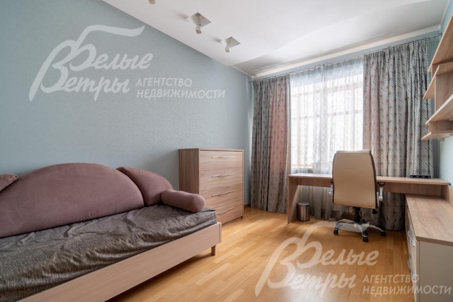 Спальня на втором этаже с софой, комодами и рабочим местом