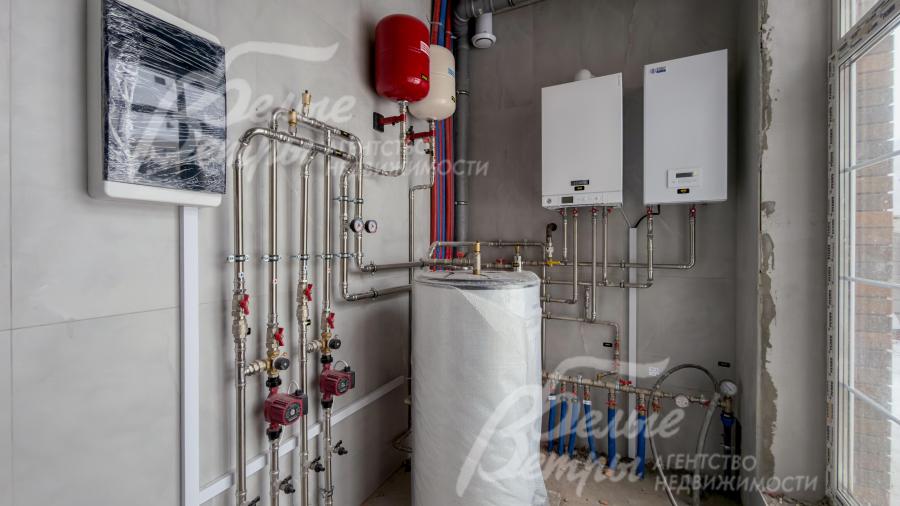 Установлены газовый котёл и резервный электрический, бойлер косвенного нагрева на 200 л и система водоподготовки