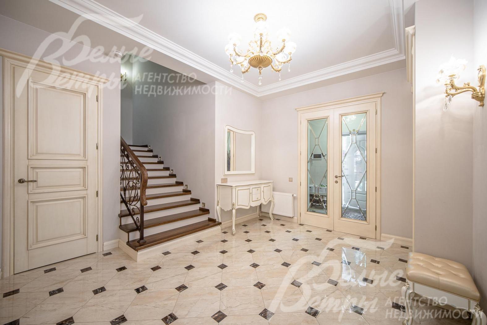 Холл первого этажа