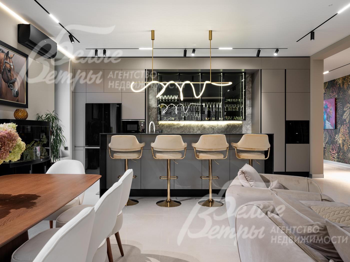 На кухне - функциональный остров с барными стульями