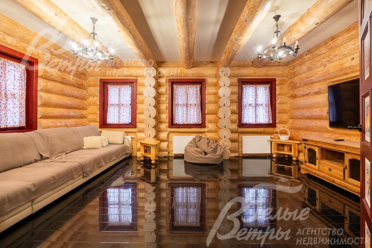 В гостиной - большой раскладной диван и телевизор Samsung