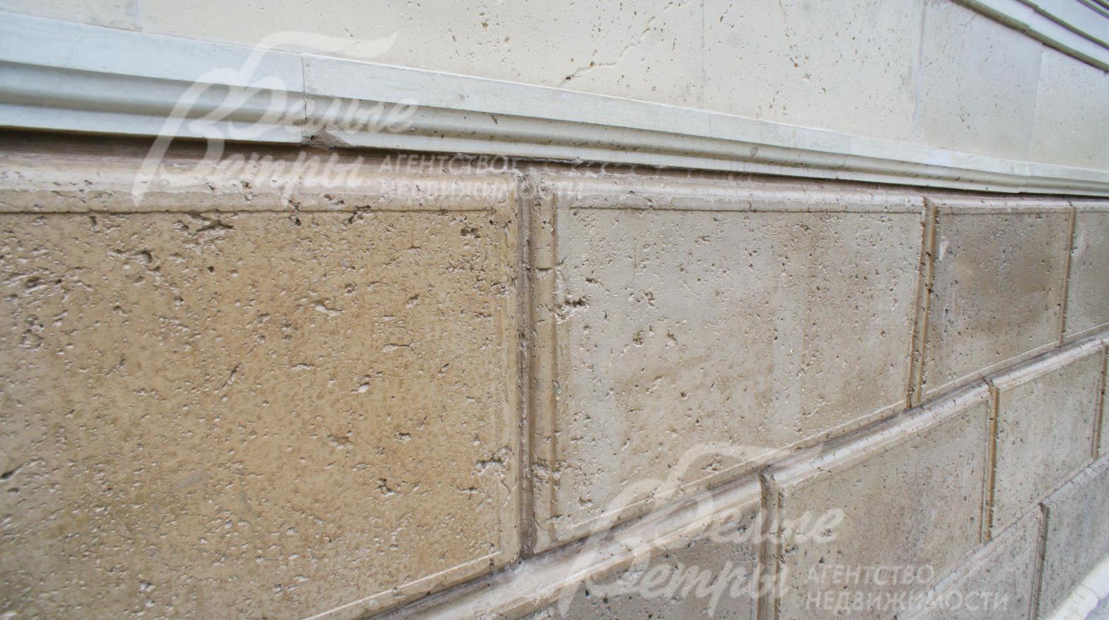 Цоколь отделан искусственным камнем под песчаник