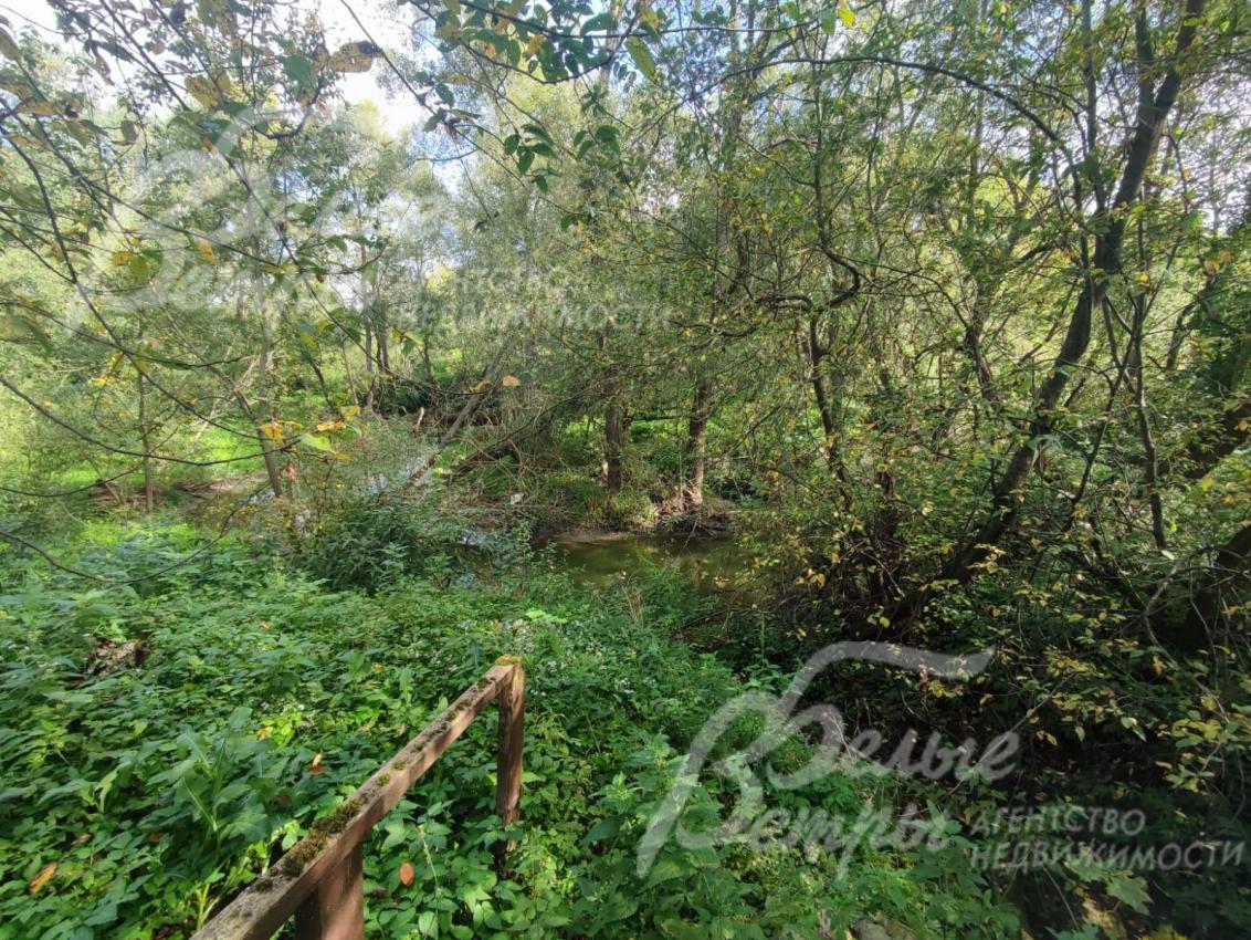 Участок граничит с лесным массивом и имеет выход к реке Сосенка
