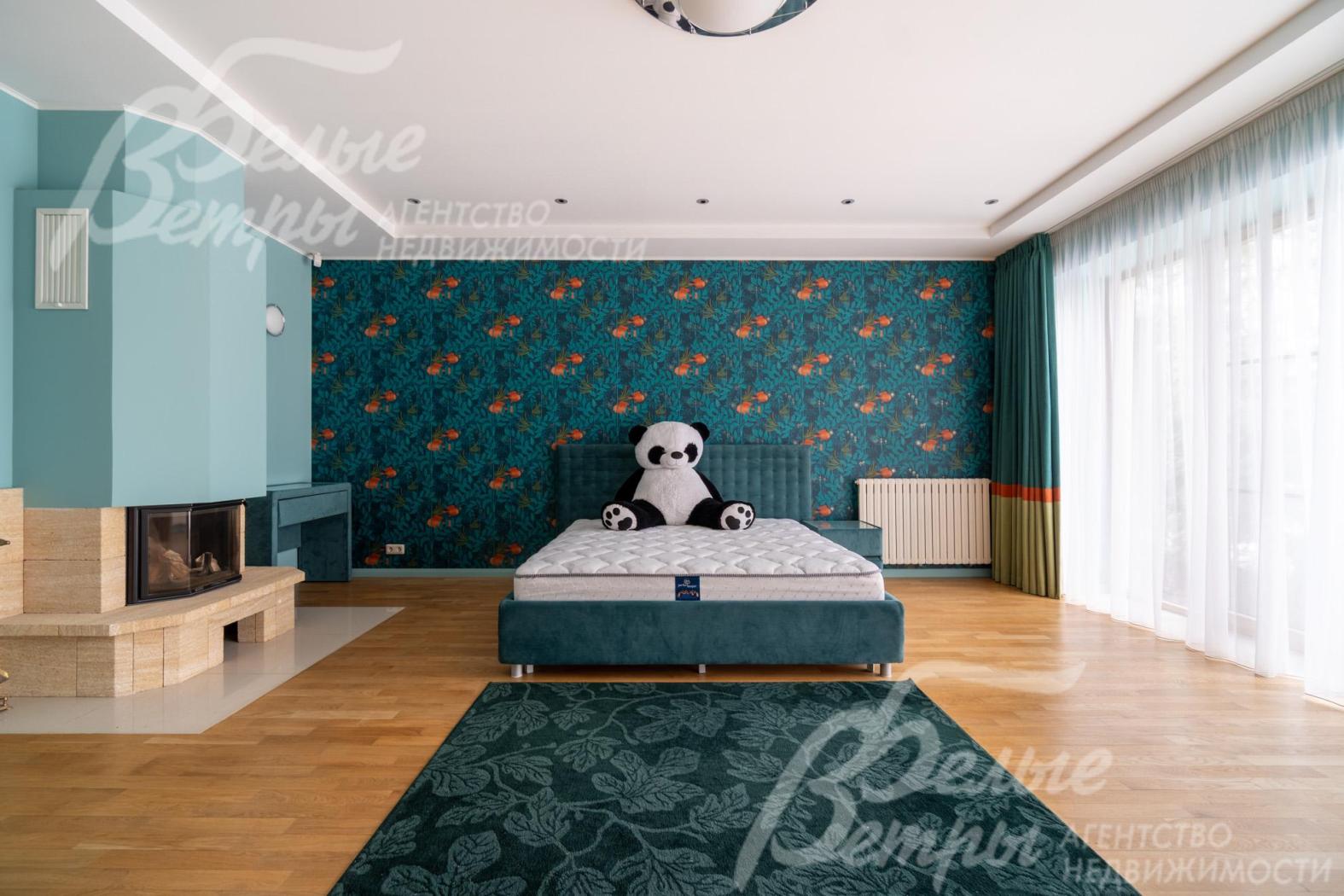 Спальня с камином на втором этаже