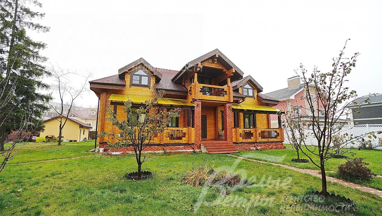 На участке 18 соток высажены декоративные и плодовые деревья и кустарники