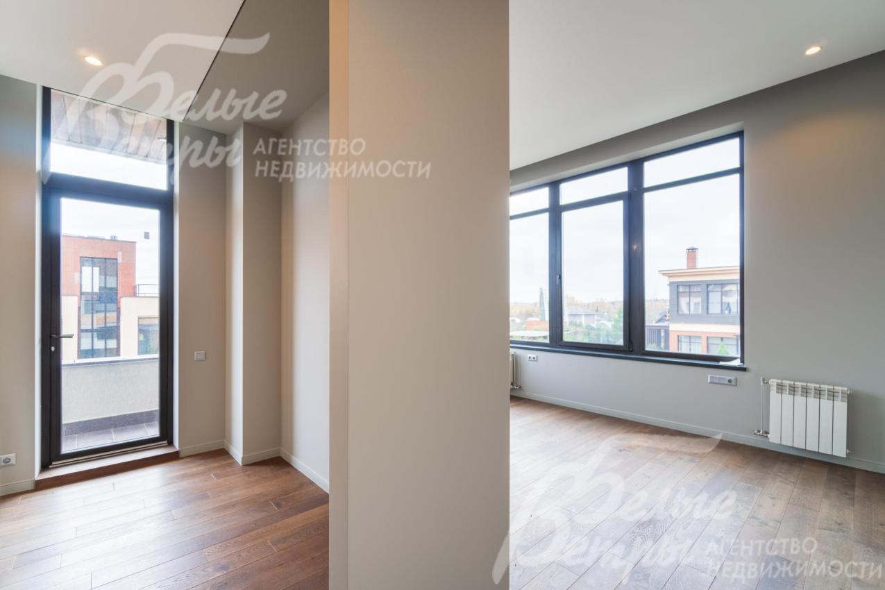 Спальня с выходом на балкон