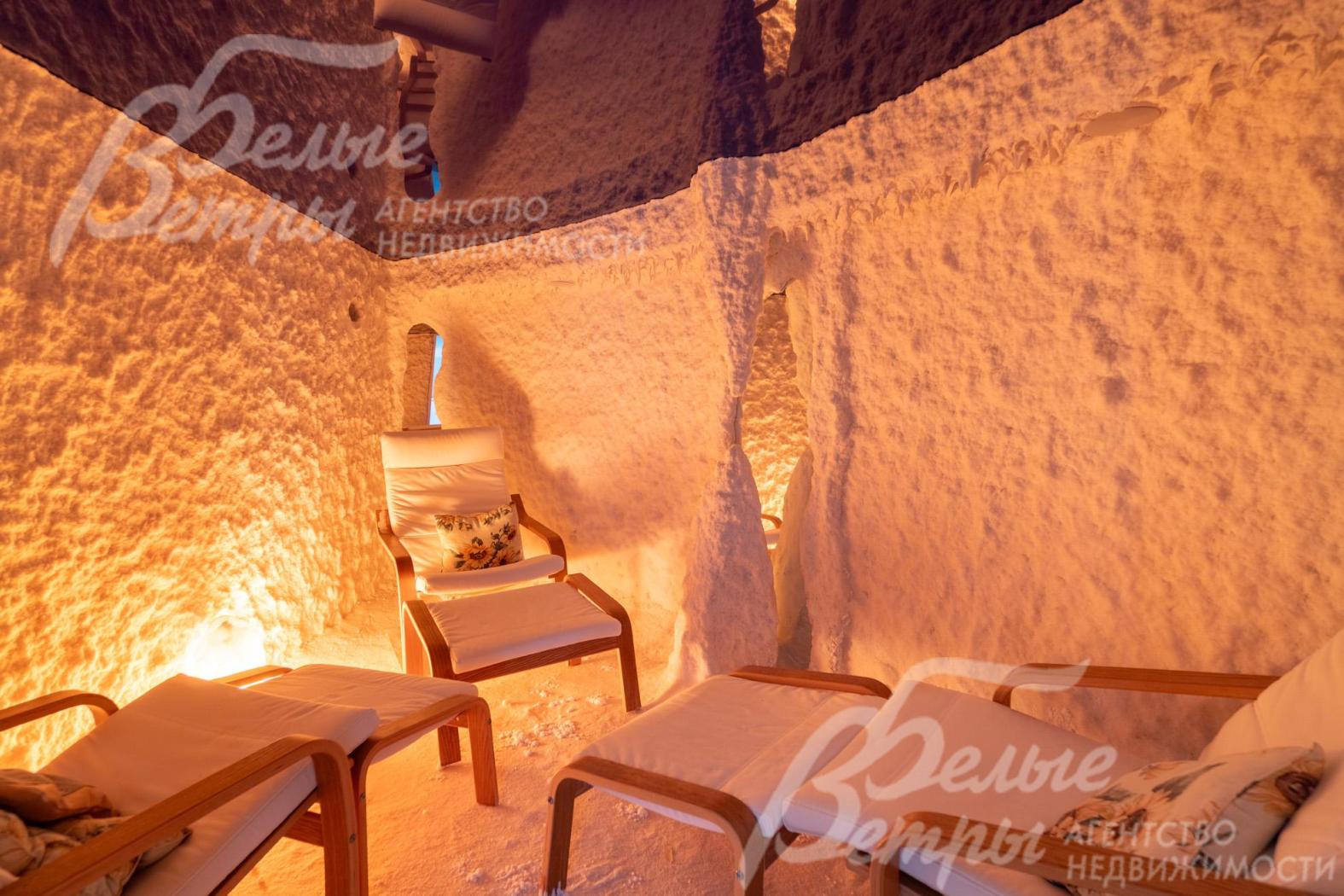 На цокольном этаже находится соляная комната с тремя шезлонгами и галогенератором. Спуск в соляную комнату - по лестнице из спа-зоны