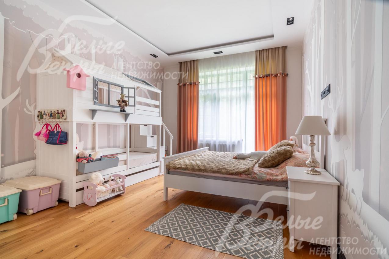 Одна из спален на втором этаже (детская): полностью меблирована