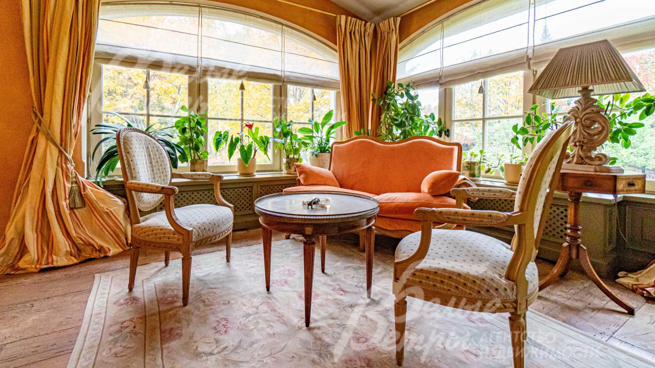 Гостиная разделена на несколько зон