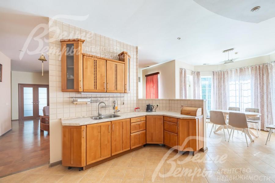 Кухня-столовая и каминный зал объединяются в единое пространство.