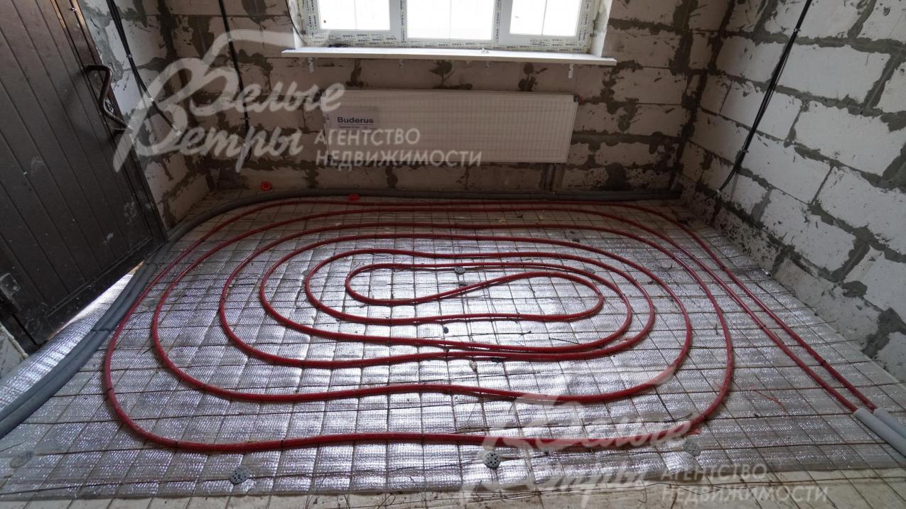 организованы теплые полы на кухне и в санузлах