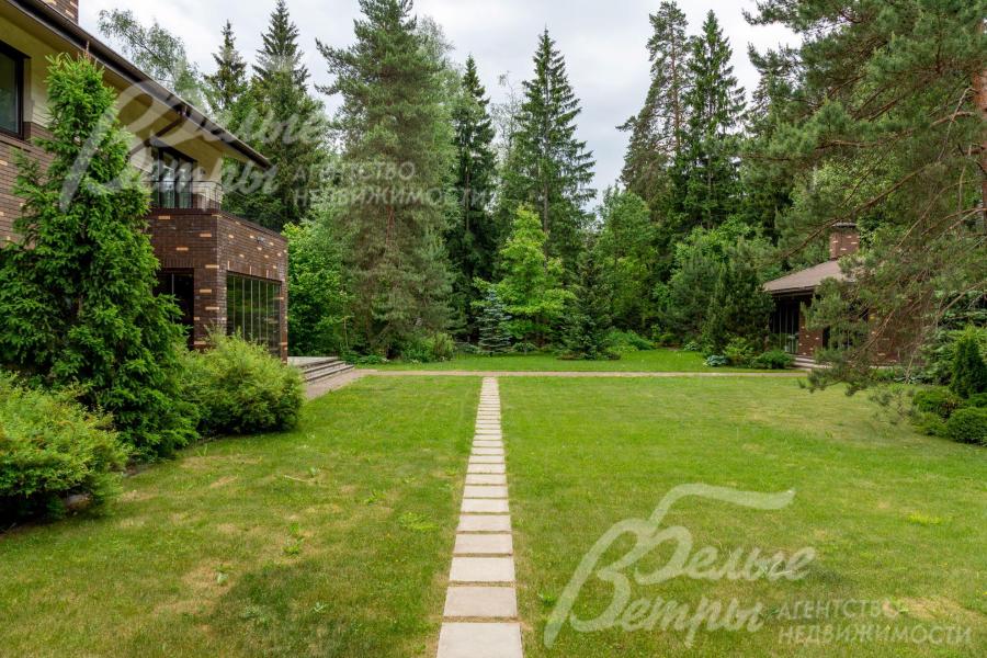 На природной лесном участке создан английский парк, имитирующий дикий лес. 