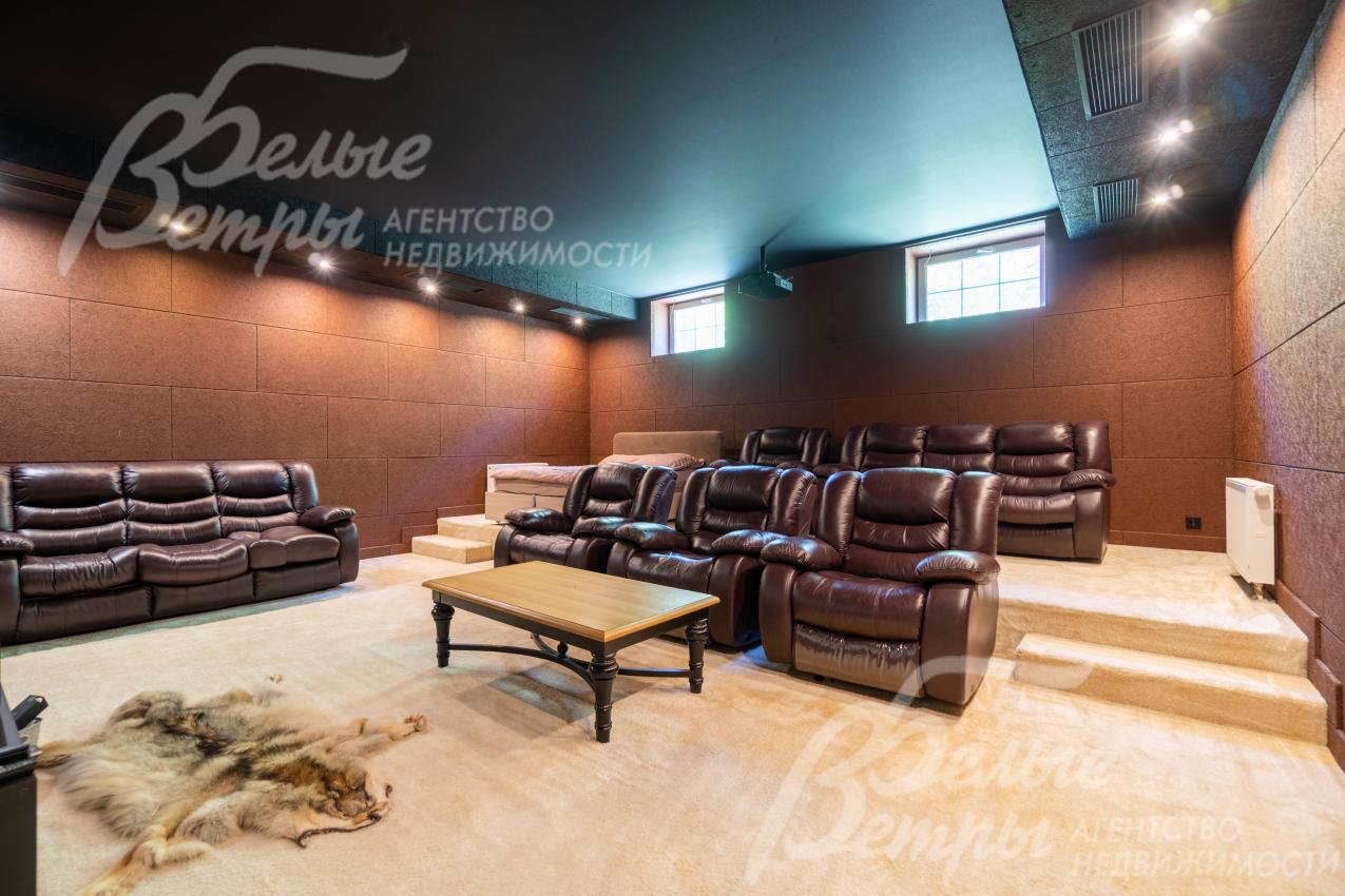 Кинозал с удобными креслами