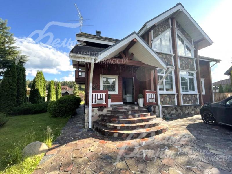 Парковочная площадка и крыльцо облицованы камнем