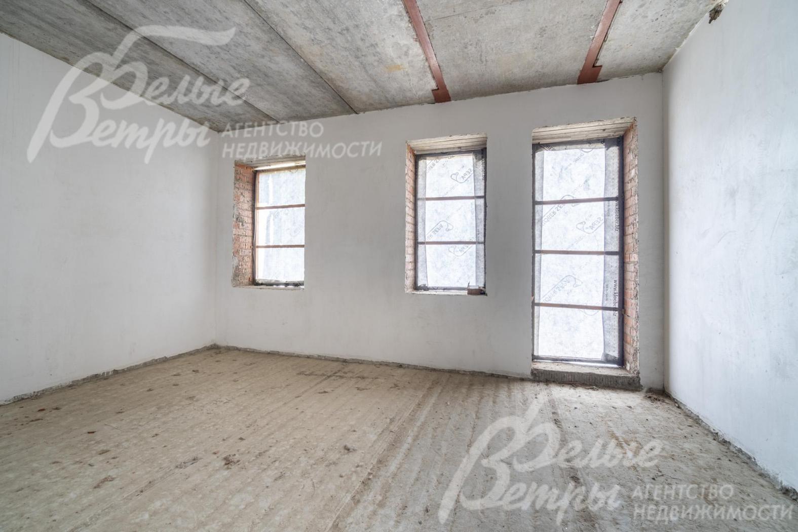 В основном доме - 3 спальни (одна – на первом этаже), игровая комната и кабинет с возможностью переоборудования под спальни