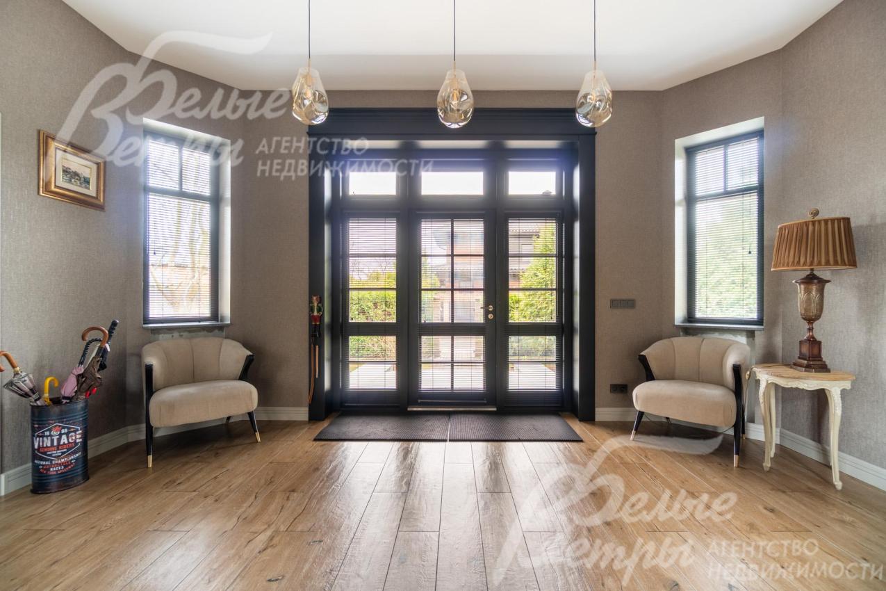 Входная дверь с большими стеклянными вставками выполнена из лиственницы, ступени — из керамогранита Villeroy & Boch