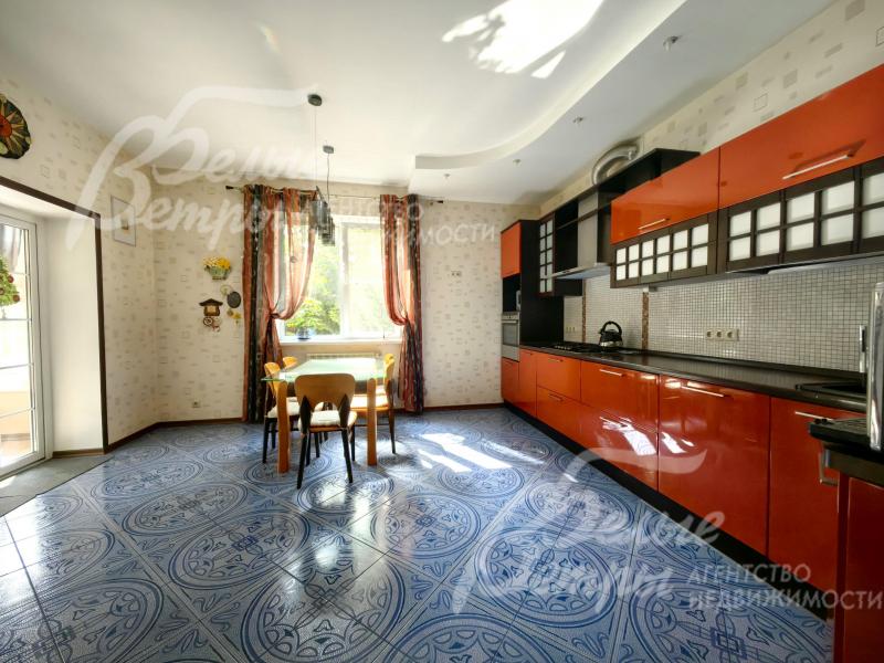 Обеденный стол на 6 персон со стеклянной столешницей. 