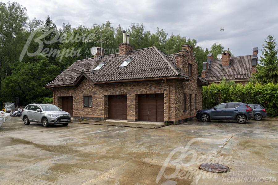 Гостевой дом общей площадью 187 кв.м в стиле основного дома, на пером этаже - гараж для 3-х автомобилей. Рядом - парковка, вмещающая до 8-и автомобилей