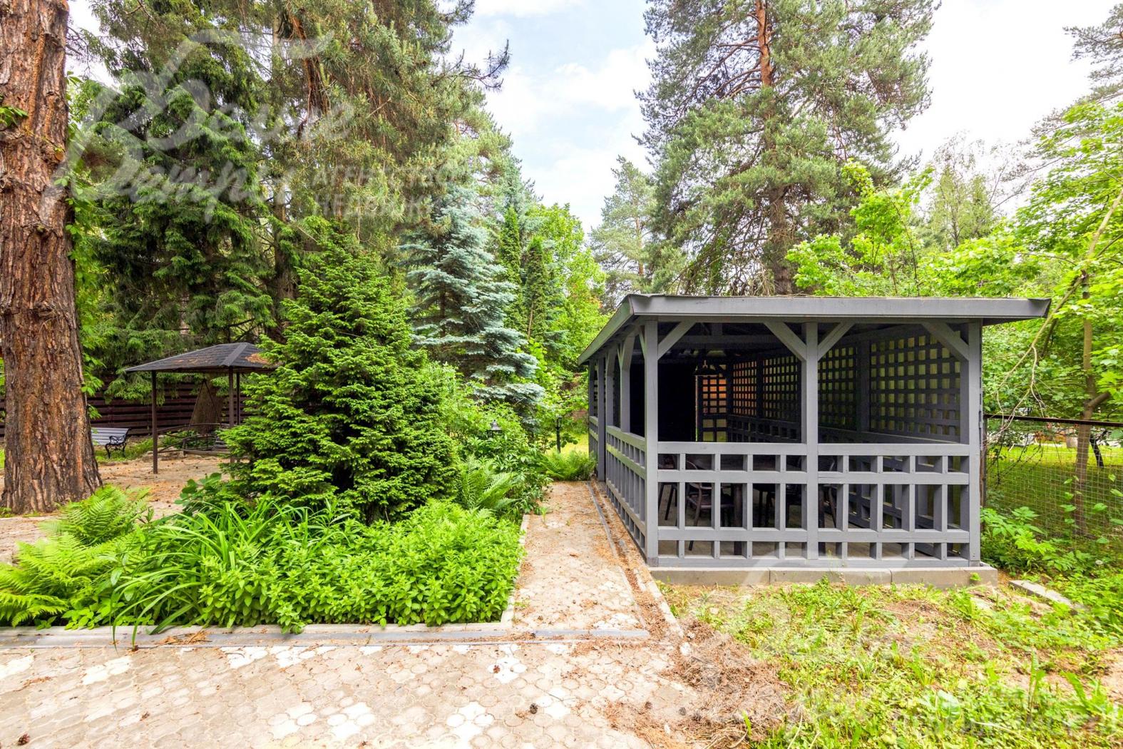 На участке стоит деревянная крытая беседка из бруса, размер - 2,5×5 м